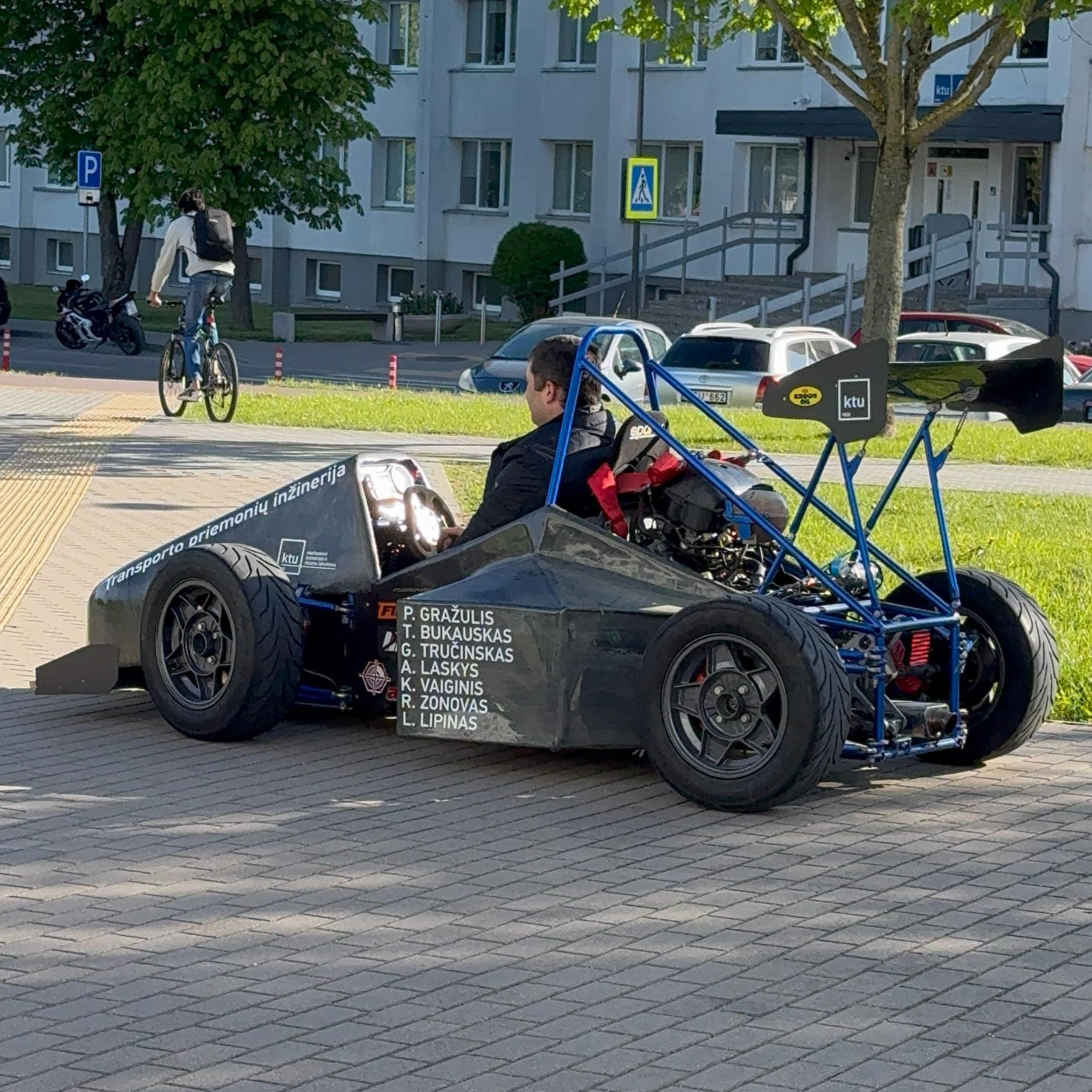 Automobilis saulėje